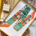 Sciarpa di lusso 100% seta con stampa geometrica di cavalli in confezione regalo - Arancione
