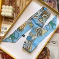 Écharpe étroite en soie à imprimé géométrique bleu ciel dans un coffret cadeau chic - Bleu