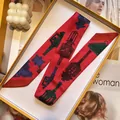 Smalle dubbelzijdige bedrukte rode zijden sjaal in een feloranje geschenkverpakking - 95x5 / Rood Vintage Lantaarnpaal Patroon (S1822-1)