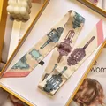Elegante zijden twilly sjaal met vintage lantaarnprint en geschenkverpakking - 95x5 / Beige Lantaarnpaal Patroon (S1822-2)