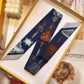 Detail van zijden twilly sjaal met vintage patronen in een gele geschenkverpakking - 95x5 / Marineblauw Vintage Lantaarnpaal (S1822-3)