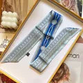 Foulard twilly en soie bleue avec motifs de chaînes dans un coffret cadeau - 5x90cm / Bleu