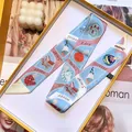 Blauw-roze Twilly zijden sjaal met speelse illustraties in een luxe geschenkdoos - Hemelsblauw (S1676 Blauw)