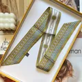 Foulard en soie vert olive à motif chaîne dans un coffret cadeau jaune élégant - 5x90cm / Kaki