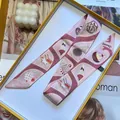 Roze polyester zijden sjaal met ijspatroon in een luxe geschenkdoos met kaars - Lotusroze (S1676 Roze)
