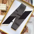 Eleganter schwarz-weißer schmaler Seidenimitat-Schal aus Polyester in einer Box - Schwarz