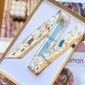 Schmales Seidentuch mit Hundemotiv in einer gelben Geschenkbox für Damen präsentiert - Aprikose