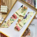 Elegante foulard sottile in seta a fiori in confezione regalo gialla con rivista chic - 5x90cm / Giallo (S154)
