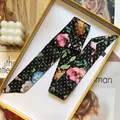Sciarpa stretta in seta nera con stampa floreale vintage in una confezione regalo gialla - 5x90cm / Nero (S154)