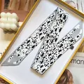 Detalle de un pañuelo twilly gris y blanco con estampado de dálmata y lunares - Dálmata (S291)