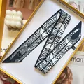 Detalle de un pañuelo twilly con estampado de cebra en poliéster en una caja de regalo amarilla - Cebra (S291)