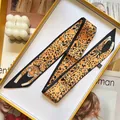 Detalle de un pañuelo twilly naranja con estampado de leopardo en una caja de regalo amarilla - Leopardo (S291)