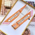 Pañuelo de seda rosa y naranja con estampado de cinturón y lunares en bandeja - Naranja