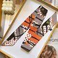 Pañuelo twilly de seda con estampado ecuestre, detalles naranja y gris en caja de regalo - Ecuestre y lunares sobre base naranja (S1834-2)