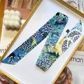 Pañuelo twilly de seda con estampado de animales del bosque para bolsos y peinados - Azul Cielo