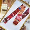 Pañuelo twilly de seda naranja con estampado de caballos y hojas en bandeja de regalo - Burdeos