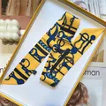Eleganter gelber Twilly-Seidenschal mit Reitsportmuster in luxuriöser Geschenkbox - Gelb