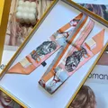 Foulard decorativo in seta per borsa con motivo leone e scatola regalo di lusso - Rosa