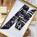 Marineblauer Seidenschal mit Reitmuster in einer gelb gerandeten Geschenkbox - Marineblau