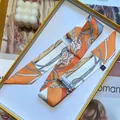 Eleganter orangefarbener Seidenschal mit Reitsportmuster in einer Luxus-Geschenkbox - Langer Stab / Orange Gelb (S921)