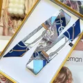 Luxus-Seidenschal mit Kettenmuster in Blau und Weiß in einer edlen Geschenkbox - Langer Stab / Blau (S921)
