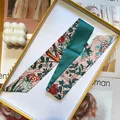 Foulard élégant en soie avec imprimé vintage et dos bleu marine dans un coffret cadeau - Vert