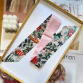 Écharpe en soie étroite double face à motifs floraux dans une boîte cadeau - Rose