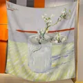 Detail van Van Gogh Amandelbloesem print op fluwelen sjaal met grijze zoomrand - Bloemen in een Fles (18)