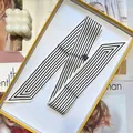 Eleganter schwarz-weiß gestreifter schmaler Schal in Geschenkbox mit Modemagazin - 90x5cm / Weiß (S915)