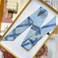 Sciarpa stretta in finta seta blu con motivo a carrozza in confezione regalo - Celeste (S726)