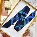 Sciarpa twilly in seta blu con motivo a carrozza e confezione regalo gialla di lusso - Blu Reale (S726)