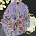 Leggero foulard quadrato in georgette lavanda con elegante stampa floreale e farfalle - 130x130cm / Viola