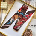 Élégant foulard en soie imprimé avec motifs vintage dans un coffret jaune - Imprimé Architecture Rouge Bleu Vintage (S1833-1) / 90cm x 5cm