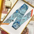 Pañuelo estrecho de satén azul con motivos de cadenas y caja de regalo amarilla - Medio Largo (S720) / Azul