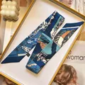 Écharpe twilly en soie avec imprimé bleu architectural dans son coffret cadeau jaune chic - Imprimé Classique Color Block Bleu Cyan (S1833-2) / 90cm x 5cm