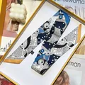 Vista de detalle de un pañuelo de satén de doble capa con estampado en caja de regalo - Medio Largo (S720) / Azul-Amarillo