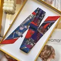 Foulard twilly en soie avec motif équestre et coffret cadeau, vue style de vie à plat - Imprimé Équestre Chaîne Bleu Rouge (S1833-3) / 90cm x 5cm