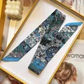 Elegante sciarpa in seta paisley da donna con motivi blu e verdi in una scatola regalo gialla - Striscia lunga / Stampa Paisley Blu (S1844-1)