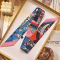 Foulard twilly en soie à imprimé rétro coloré dans son coffret cadeau orange - Imprimé Vintage Contraste Rose Bleu (S1833-4) / 90cm x 5cm