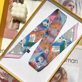 Pañuelo estrecho de satén con estampado Paris y motivos bohemios en caja de regalo amarilla - Medio Largo (S720) / Rosa