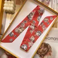 Schmaler roter Seidenschal mit Kirschblütenmuster in einer gelben Geschenkbox - Roter Kirschblütendruck (S1845-3)