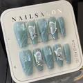 Detalle de uñas postizas coffin azules con diseños de mariposas y purpurina plateada - L / Degradado de Mariposa Azul
