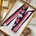 Modieuze smalle twilly sjaal met bloemen in marineblauw met roze strepen en geschenkdoos - S1847-2
