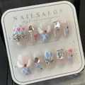 Uñas postizas artesanales con rombos azules, motivos de corazón y alas de ángel 3D - XS / Estilo Ataúd Corto