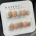 Unghie finte fatte a mano color nude champagne effetto cat-eye con perle e oro - Grande (L)