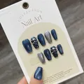 Ongles œil-de-chat bleu foncé avec crânes 3D argentés et effet métal sur carte - Grand (L) / Bleu Charme Œil de Chat Court Cercueil