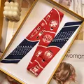 Eleganter rot-marineblauer Twilly-Seidenschal in einer hochwertigen Geschenkbox-Verpackung - Rot Marineblau Kontrast (S1841-2)