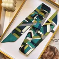 Elegante foulard in seta twilly con motivo geometrico in una scatola regalo gialla - Verde Scuro Zenzero Tono Freddo (S1842-1)