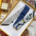 Pañuelo de seda con estampado de monograma azul y blanco en caja de regalo amarilla de lujo - 5cmx90cm / Azul oscuro