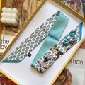 Elegante pañuelo twilly de seda de doble cara con estampado de logo y flores azul - 5cmx90cm / Azul Cielo